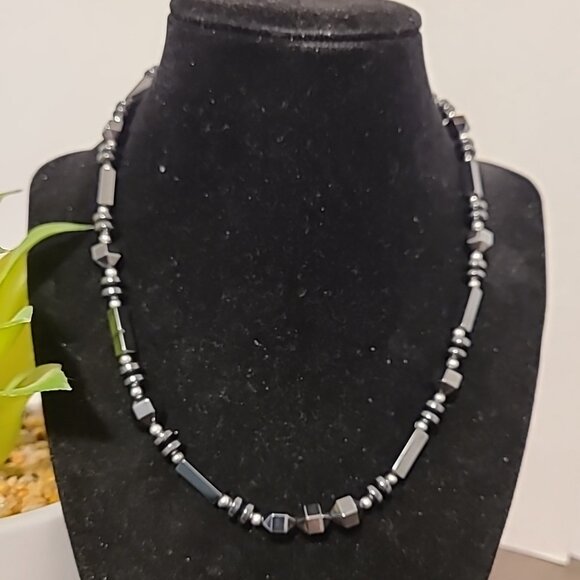 Unbranded Beaded Gun Metal Gray Bib Necklace Ladies Pre-Owned Casual Outdoors - Picture 1 of 5